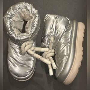 UGG classic silver Maxi Short boot size 7